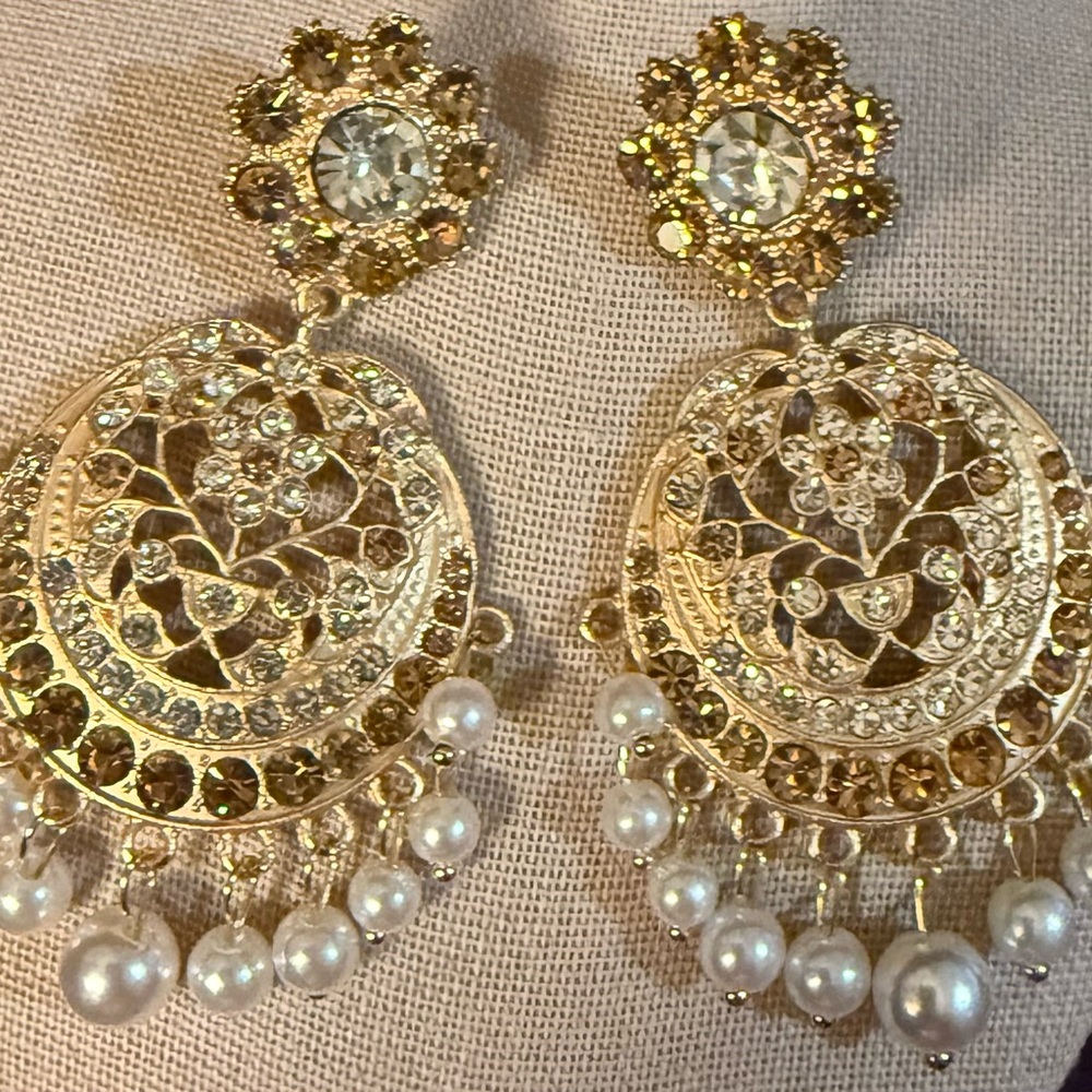 Elegant Gold and Pearl Dangle Earrings